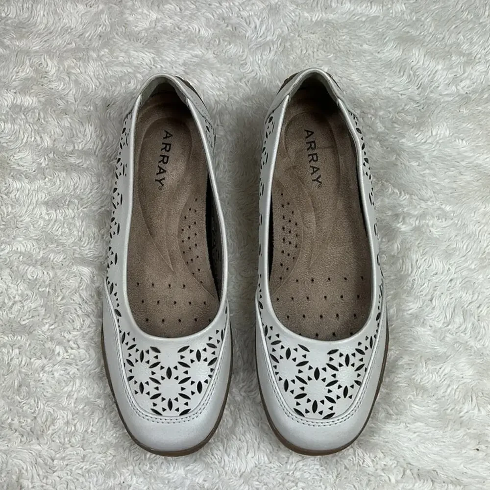 Array‎ Jordan  lasercut cream faux leather slip on ballet flats, shoes size 4.5